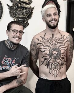 Rapha Lopes: Ex Catador de Latinhas Se Torna Um Dos Tatuadores Mais Valiosos Do Mundo Rapha Lopes e Filipe Toledo