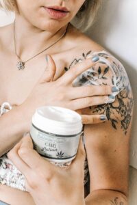 Como Cuidar da Sua Tatuagem Recém-feita: Guia Completo Para uma Cicatrização Perfeita cicatrizacao da tatuagem dermatologista tattoopediabr 10