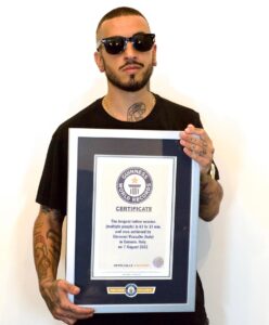 A Sessão De Tatuagem Mais Longa Da História: 61 Horas e 37 Minutos! Certificado de recorde da sessão mais longa de tatuagem