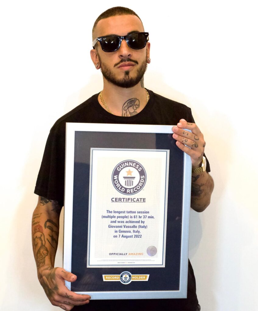 A Sessão De Tatuagem Mais Longa Da História: 61 Horas e 37 Minutos! Certificado de recorde da sessão mais longa de tatuagem