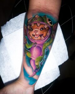 Tatuagem New School de um gato astronauta