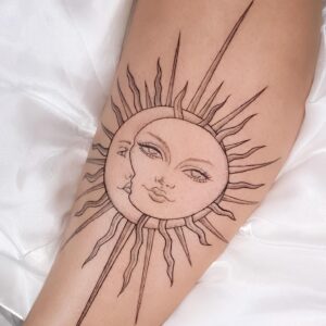 Tatuagem de sol e lua