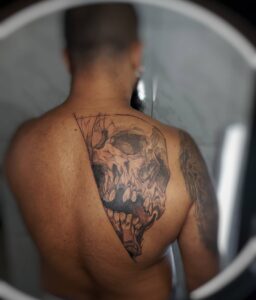 Tatuagem de caveira nas costas