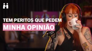 Mel Fire bebendo café numa caneca