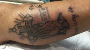 Tatuagem de mãos rezando