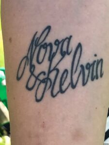 Mãe troca o nome do filho após tatuagem errada
