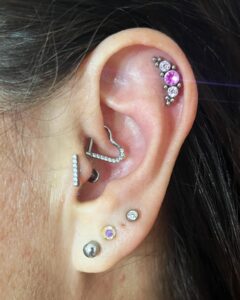 Orelha com piercings método zero dor