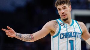 LaMelo Ball: Astro Da NBA Faz Tatuagem Gigante Com 6 Tatuadores Ao Mesmo Tempo! LaMelo Ball jogador da NBA
