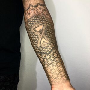 Tatuagem em pontilhismo e geometria