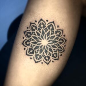Tatuagem em pontilhismo