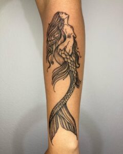 Tatuagem de sereia em blackwork