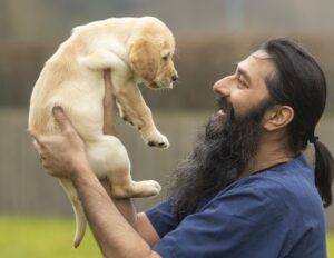 Barbudos tatuados e cães guia