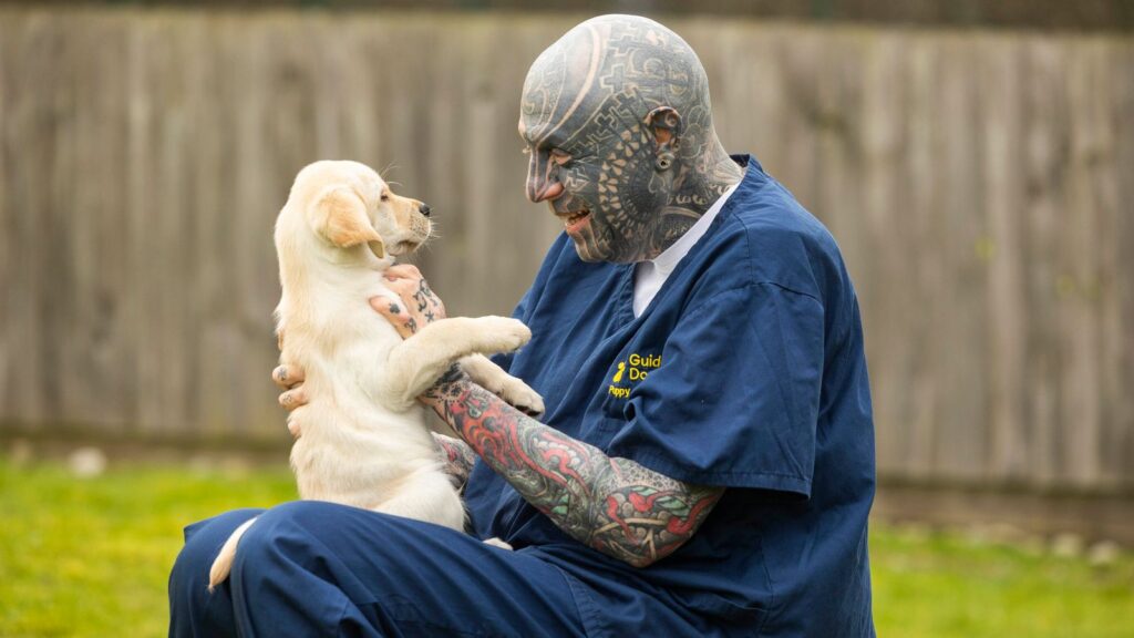 Pessoas Tatuadas, Barbudas, Piercings e Modificação Corporal Treinam Cães Guia modificados treinando caes guia tattoopediabr 4