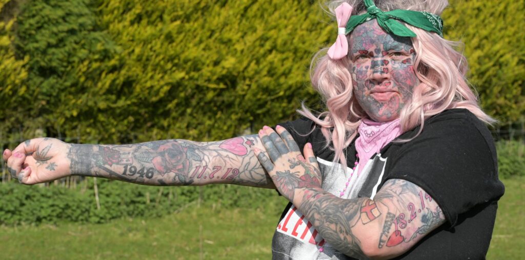 Mãe Britânica Com Mais De 800 Tatuagens Não Consegue Emprego mulher mais de 800 tatuagens desempregada melissa sloan tattoopediabr 4 scaled e1715906515544