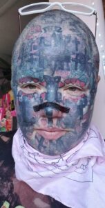 Mulher com 800 tatuagens não consegue emprego