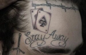 Tattoo de baralho no rosto