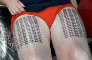 Pai tatua 667 nomes da filha