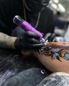Como diminuir a dor da tatuagem