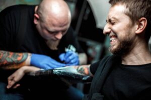 Dicas para amenizar a dor da tatuagem