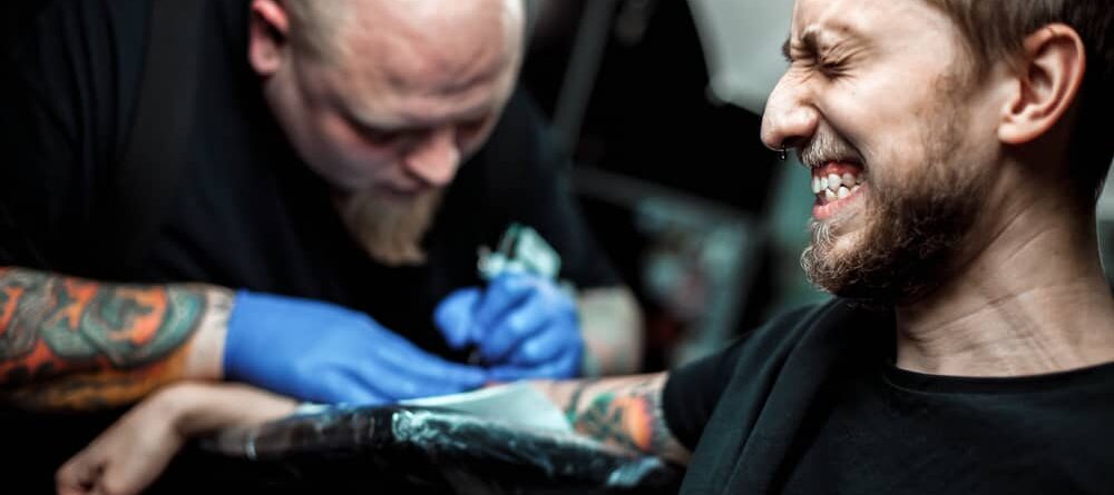 Dicas para amenizar a dor da tatuagem