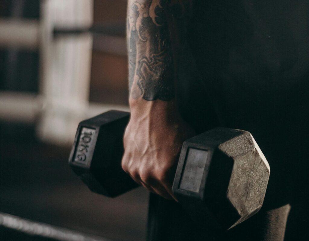 Evite Fazer Exercícios Enquanto Sua Tatuagem Cicatriza! Dermatologistas Explicam Tatuagem recém feita e exercícios físicos