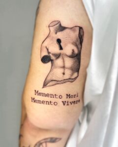 Tatuagem de estátua preto e cinza