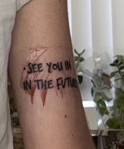 Banda troca música de nome por causa de tatuagem errada