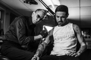 Tatuador Fine Line Mark Mahoney