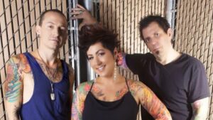 Chester Bennington em seu estúdio de tatuagem