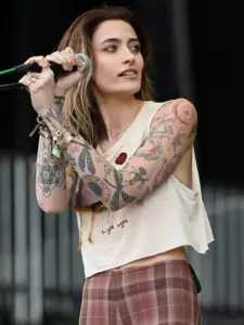 Paris Jackson cobre tatuagens