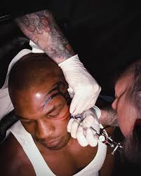 Mike Tyson tatuando o rosto