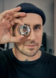 Tatuador Maxime Plescia com relógio feito em colaboração com a Hublot