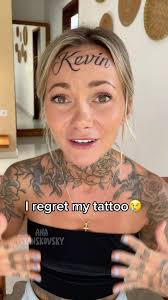 Influencer e tatuagem de nome de namorado