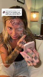 Tatuagem falsa na testa