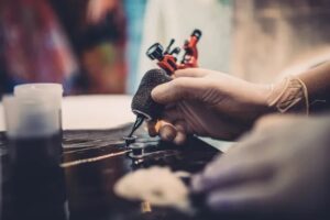 Sexta-Feira 13 e Tatuagens de Treze Dólares: A Origem da Tradição Nos EUA Tatuagem de 13 dólares sexta-feira 13