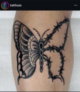 Tatuagem de borboleta com arame farpado
