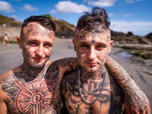 Gêmeos Wearing investem 270 mil em tatuagem