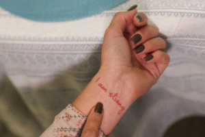 Tatuagens ajudando a cura na Ucrânia